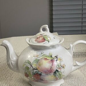Vintage Arthur Wood & Son teapot with lid #420, good condition